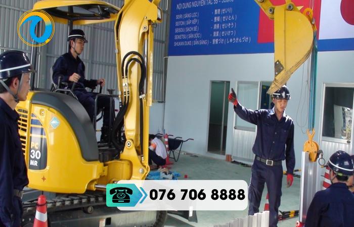 Lái máy xúc cần bằng gì? Thời gian học? Quy định 2024