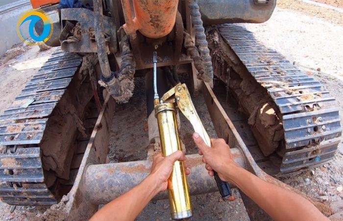 Hướng dẫn cách bơm mỡ máy xúc đúng quy trình