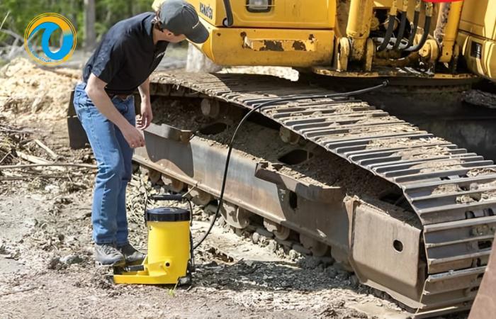 Hướng dẫn cách bơm mỡ máy xúc đúng quy trình