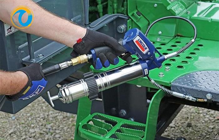 Hướng dẫn cách bơm mỡ máy xúc đúng quy trình