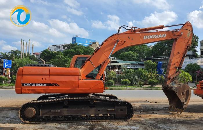 Tìm hiểu giá thuê máy xúc theo giờ và 6 địa chỉ thuê uy tín