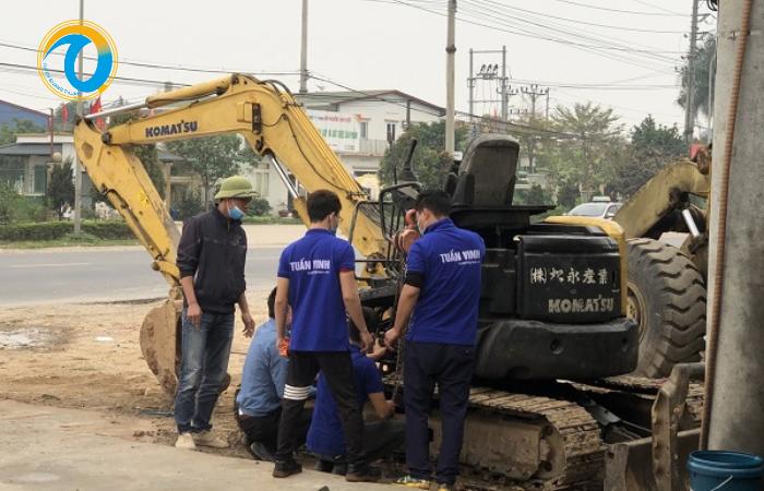 Nguyên nhân, cách xử lý máy xúc bị khói đen nhanh chóng