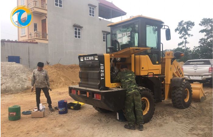 Hướng dẫn kiểm tra, bảo dưỡng máy xúc lật chi tiết