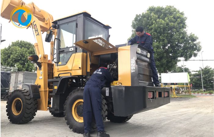 Hướng dẫn kiểm tra, bảo dưỡng máy xúc lật chi tiết